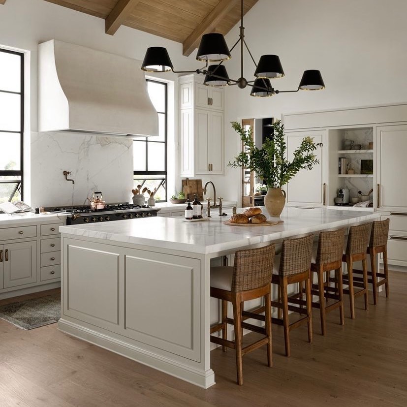 Cozinha moderna com móveis sob medida, destacando funcionalidade e design personalizado.